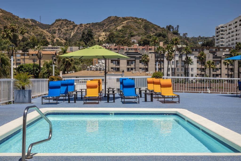 Apartments in Hollywood, CA - Rooftop Pool and Patio Area with Lounge