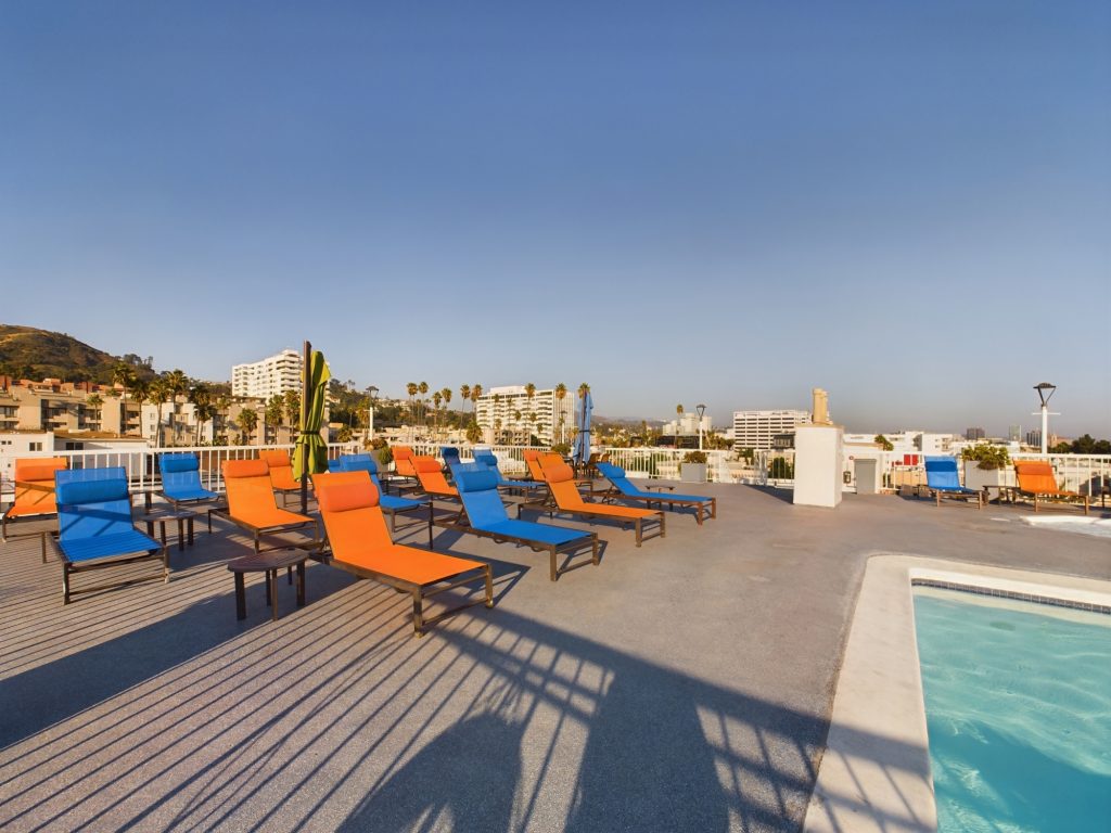 Looking for apartments in Hollywood CA? Look no further! We have the perfect rooftop pool for you, complete with comfy lounge chairs and a breathtaking view of the mountains. Don't miss out on this