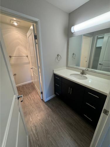 Apartments in Hollywood, CA, Studio Apartment - Plan E Bathroom